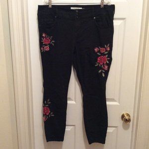 Torrid Jegging 16R Black Embroidered Floral Applique